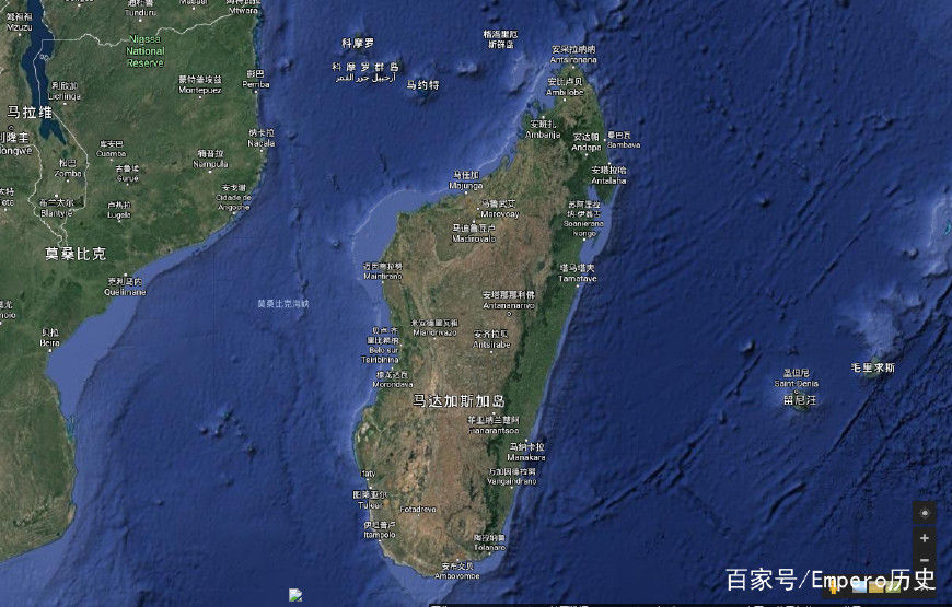 海峡与非洲大陆遥遥相望,全岛由火山岩构成,居民中98%是马达加斯加人