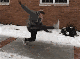 经常洗手,教会孩子正确的洗手方法 用流动的清水洗20秒以上.