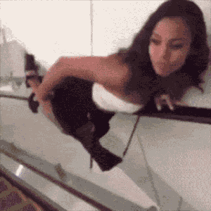 为啥.弹不起来. 搞笑gif图:看见门被反锁了么!今晚不决个高下还想走?