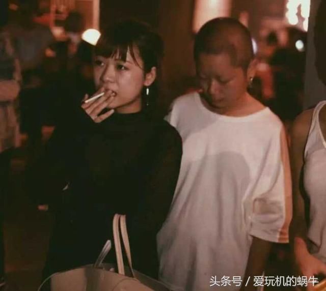 网友:女孩抽烟,那事情一定大