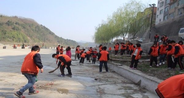 汉阴县汉阳镇中心小学开展学雷锋活动