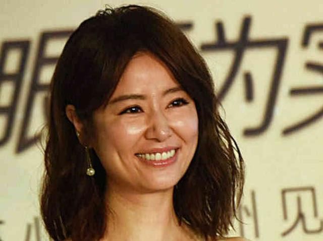 林心如虽然保养得当,但是毕竟上了年纪,未修图皮肤晦暗,脸上的老态