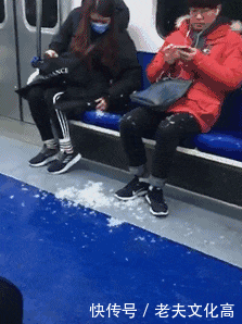 这时我默默的转身去了吧台结账,然后骑着我的大二八回家了,到家之后拿