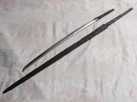 其狭直刀身,小镡,长柄(可双手握持)的形制;直接原型是日本正仓院藏品