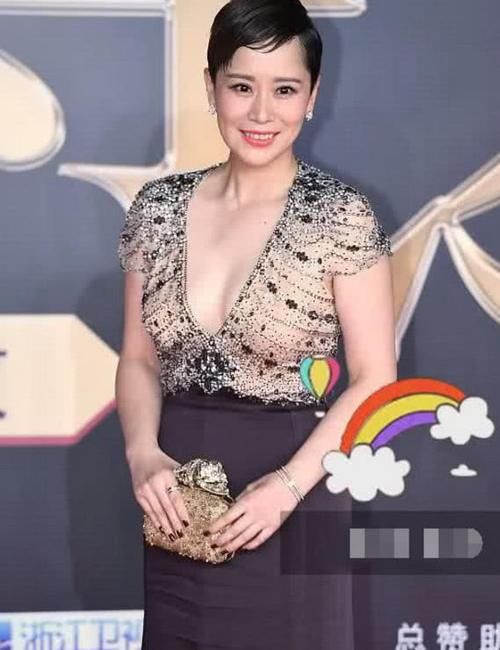 40岁的海清穿"超低胸"现身活动,春光乍露,网友:年纪大
