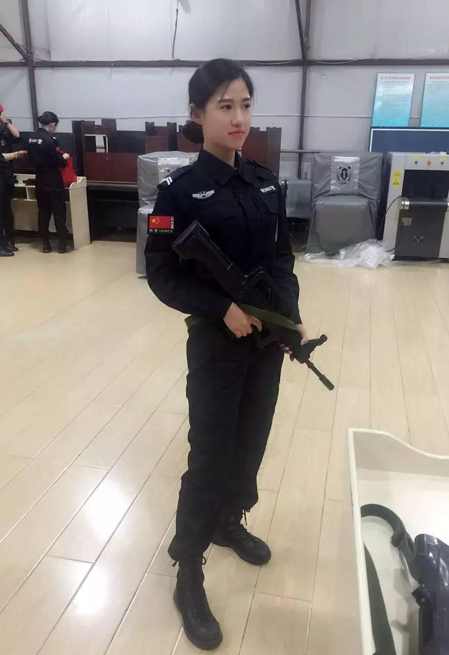 哈尔滨女子巡逻辅警每天走10公里以上,颜值高成最美
