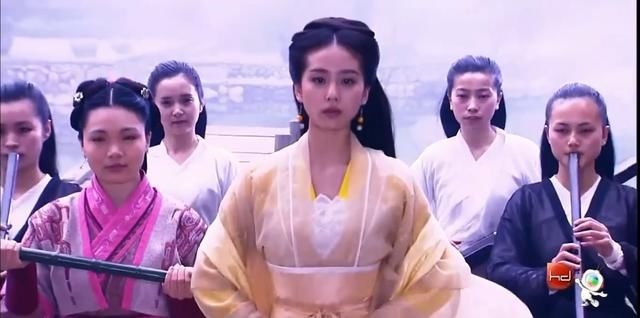 黄衫女由于总穿着小龙女留下的已经发黄了的衣服,江湖人称黄衫女子
