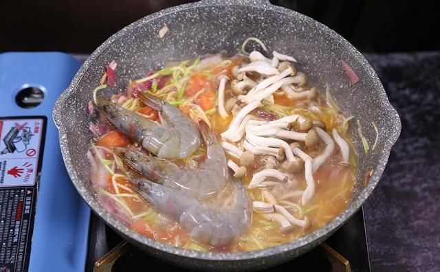 这样酸奶诱人汤鲜味美的西葫色泽就做好了,是不是看起来就很有食欲?喝茶面条和喝v酸奶图片