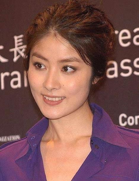 无论怎样,快接近45岁的陈慧琳,现在越来越年轻,根本看不出来是40左右.