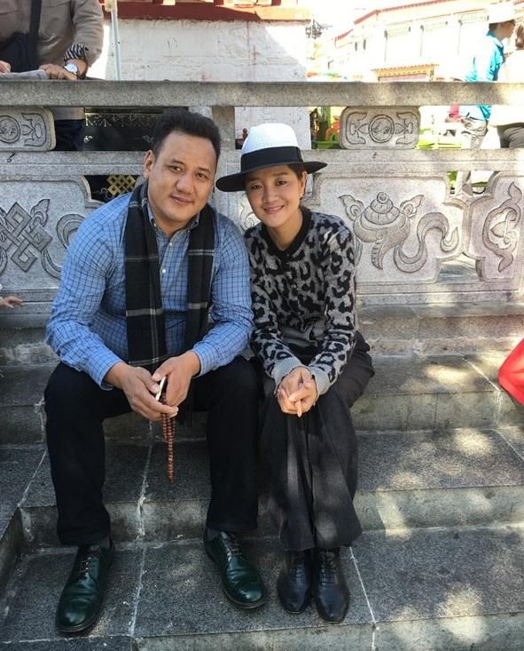 "藏族歌后"降央卓玛全家近照,老公魁梧低调有来头,儿子超可爱