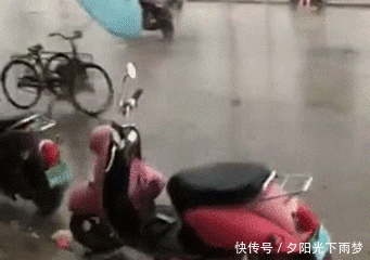 爆笑gif图:开摩托车把媳妇摔倒,回家我肯定要跪键盘