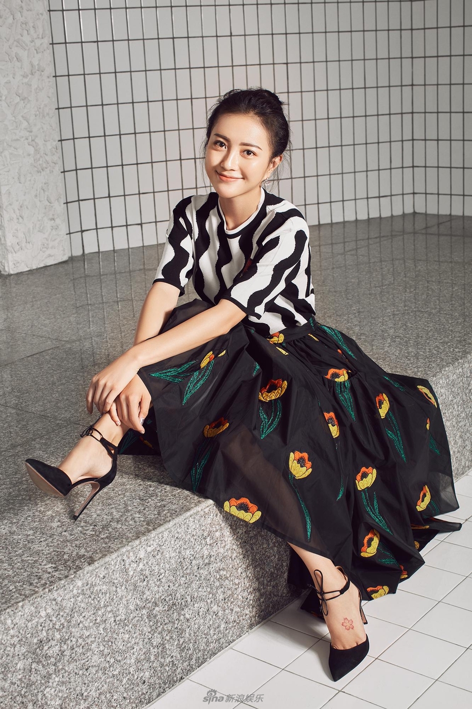 包文婧夏日时尚大片 端庄温婉尽显贤妻娘母范儿