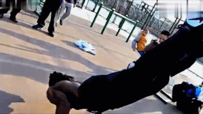 倒立俯卧撑,单手俯卧撑,也比不上这健身小哥的砸地俯卧撑