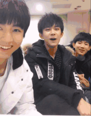 tfboys被称为中国的"假笑男孩",其中王俊凯的笑容最勉强