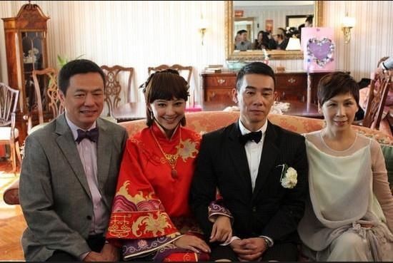 两人和应采儿父母的合影,应采儿的爸爸长得很是端正,可以看出年轻时是