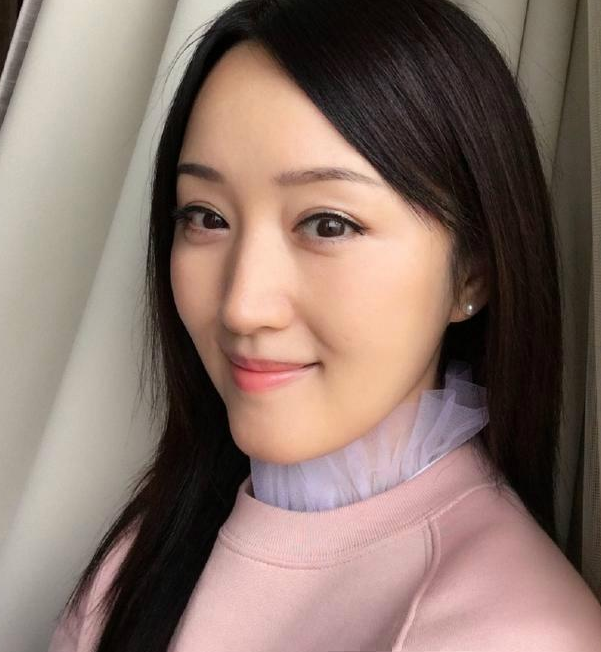 至于杨钰莹的感情众说纷纭,如果说往事不堪回首,那么杨钰莹更愿意