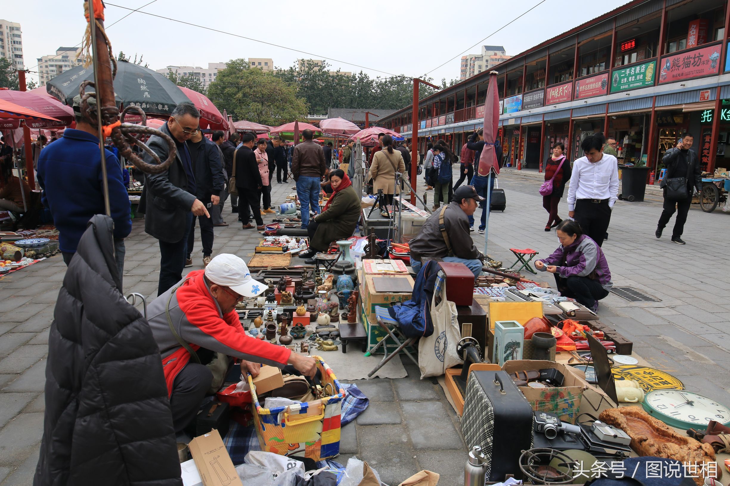 在中国最大的旧货市场潘家园闲逛,结果发现了很多老旧的东西现在居然