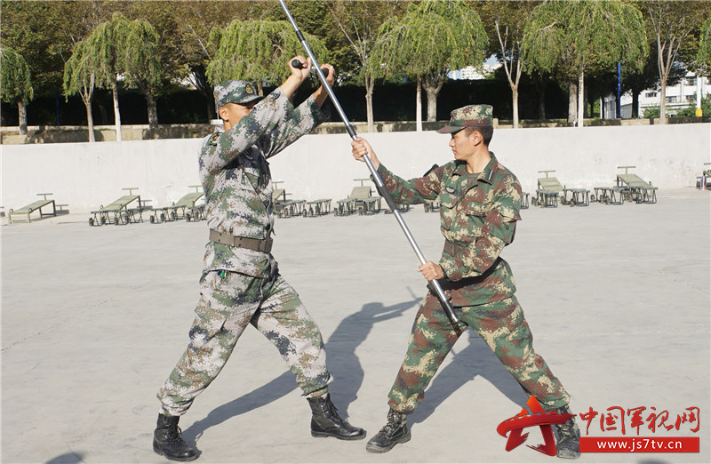 帅呆了,看兵哥哥警棍术威武英姿