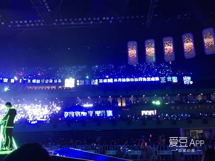 [tfboys[新闻]170610 oppo盛典现场蓝海燃爆 粉丝:一台晚会最重要的