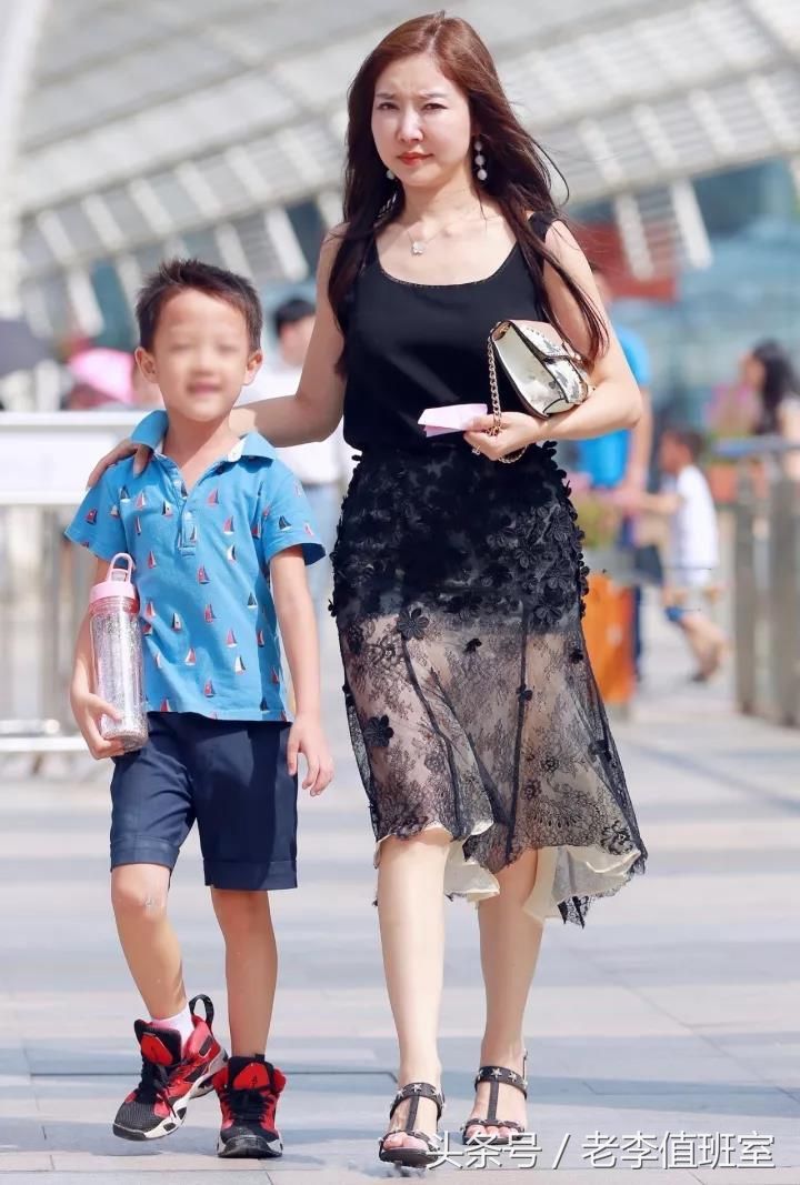 街拍:放学了,接儿子回家的性感辣妈