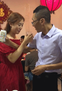 大哥,你太紧张了,交杯酒不是这样喝的