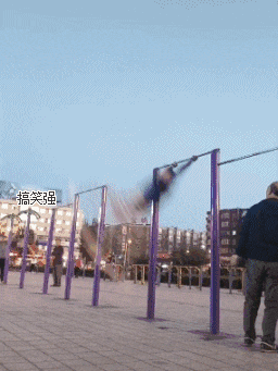 07旁边的大爷已经看懵了吧:卧槽这年轻人,胆也太大了,我可不敢玩