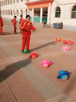 爆笑gif图:来呀亲一个,多少人曾爱慕你年轻时的容颜!