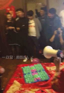 搞笑gif图:你永远不知道,面包车上会下来多少人