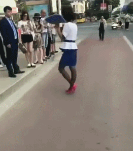 妹子,你穿着裙子这奇葩的拍照姿势是尿急了吗,我真是看的尴尬了