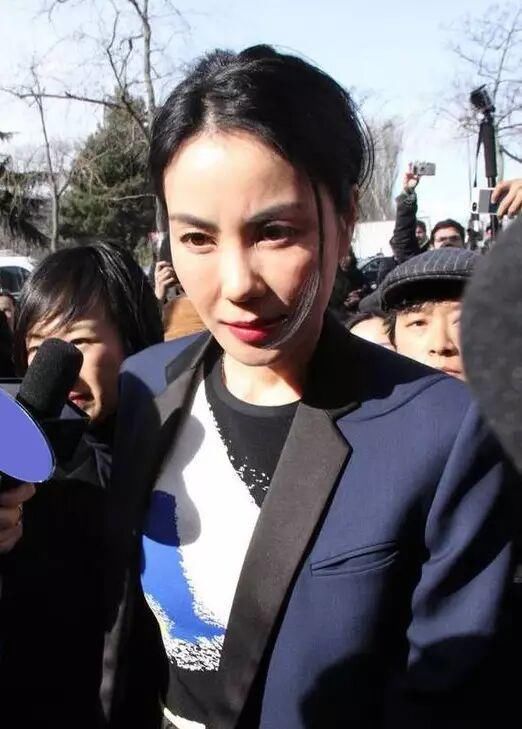 王菲现身捞金,脸被冻的皱纹都出来了?高清镜头下谢霆锋要后悔了