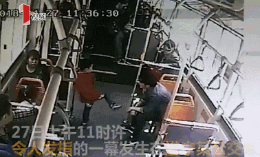 这些天一则熊孩子在公交车上因为
