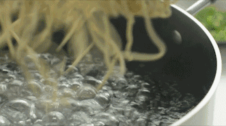 另起一锅煮面,水沸腾后倒入面,煮熟捞出.顺便烫一些青菜.