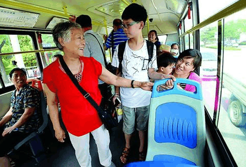 女子公交车看到老人未让座,乘客纷纷指责,女子拿出病