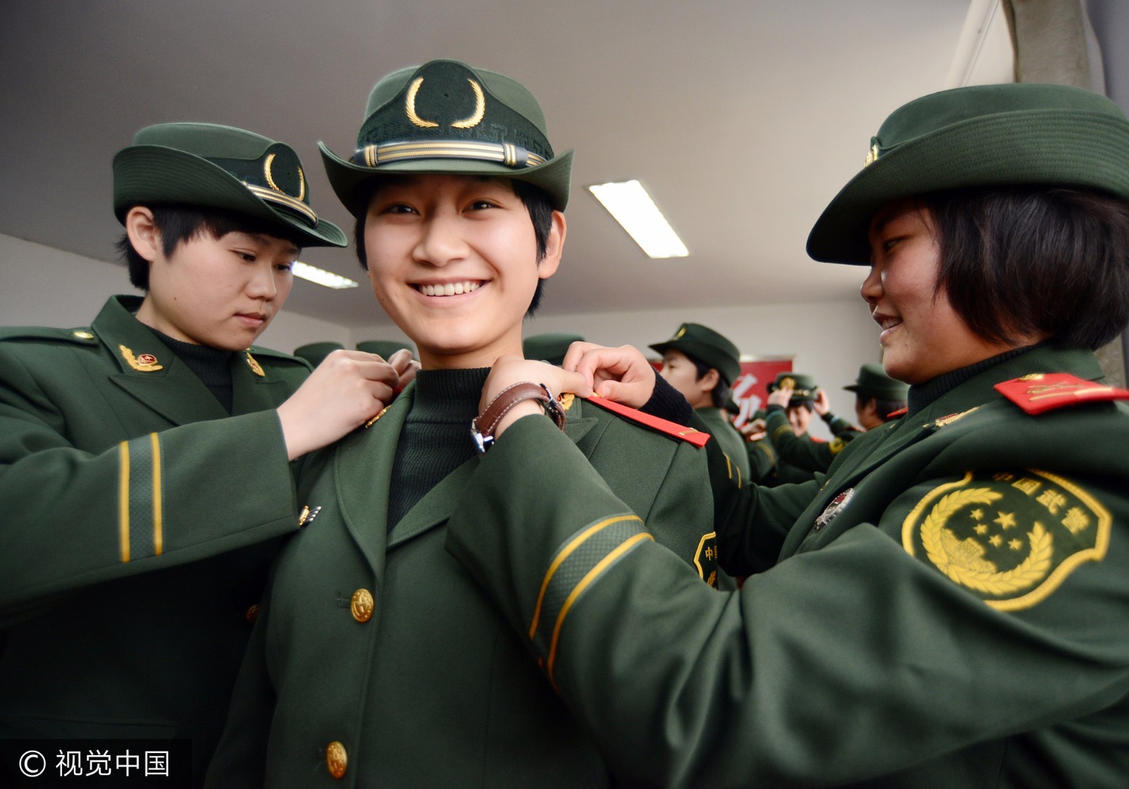 2013年2月5日,江苏南京,武警江苏总队新兵团的女新兵开心不已的佩戴