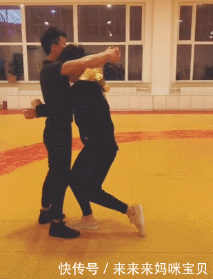 搞笑gif动图:再看看别人的这么可爱,瞬间我就不想减肥