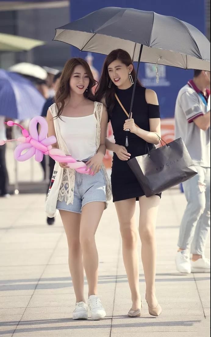 街拍:在街上光彩夺目的俏丽性感美女