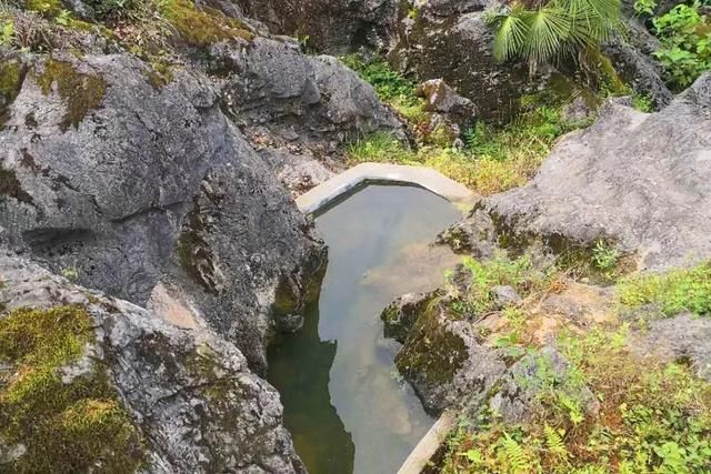 上世纪70年代是村子住户的水源,现在修通了自来水,山泉依旧保护至今