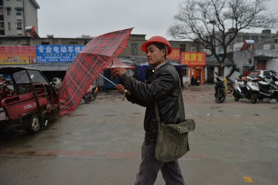 实拍站在街上等活的农民工