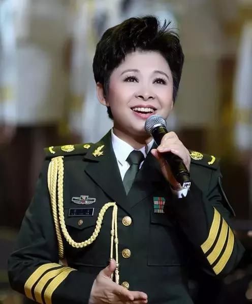 56岁董文华一家近照:她样貌多年未变,儿子和老公长相一模一样!