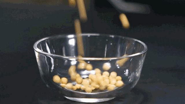 干黄豆洗净,去掉杂质和飘在水面的豆子,提前一晚泡发