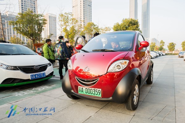 在租赁地点,记者还看到了另外一款吉利生产的"k12"电动汽车,与smart