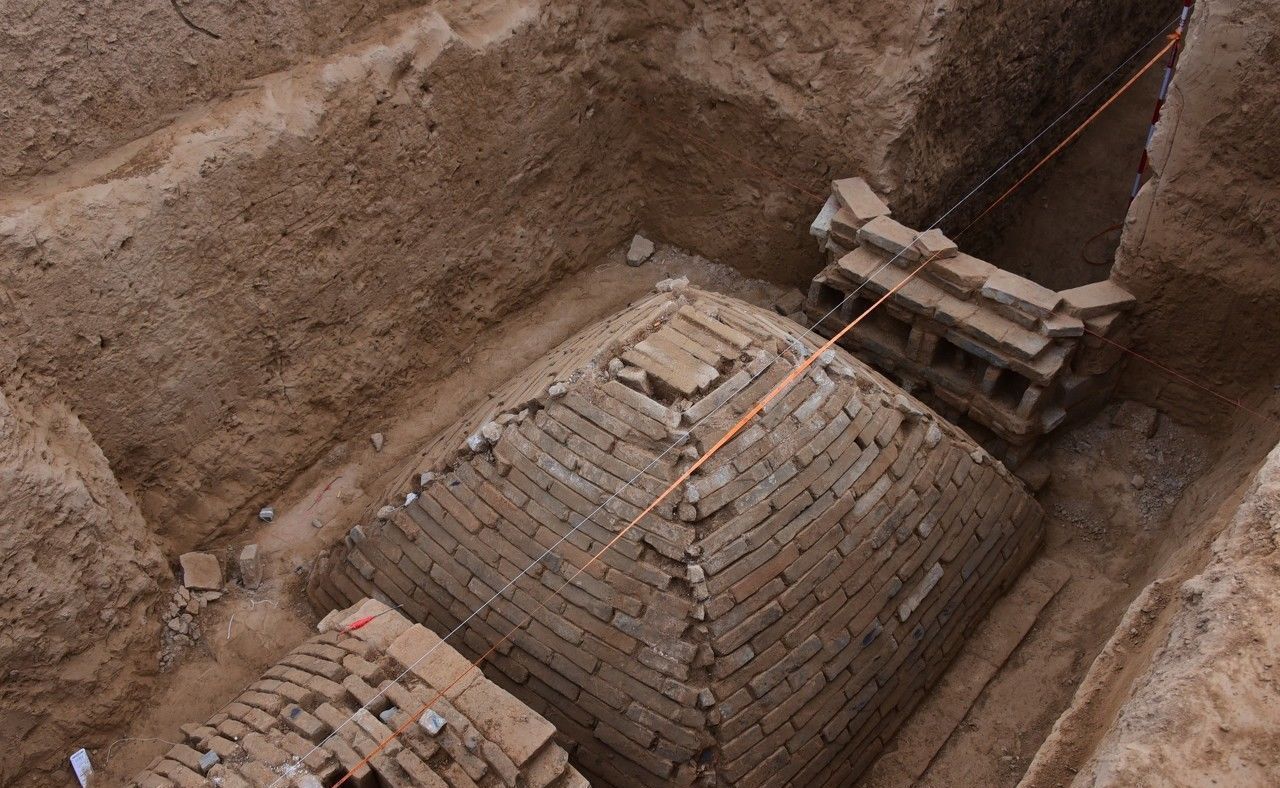 河南一待建工地发现古墓,一只呈圆椎状,另一只像"金字塔"