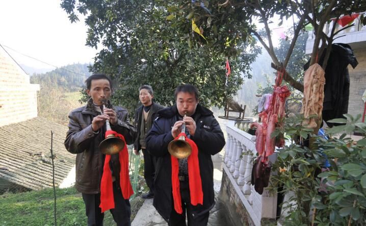 "随着喜庆的唢呐声,村里村外都知道是哪家办喜事了.