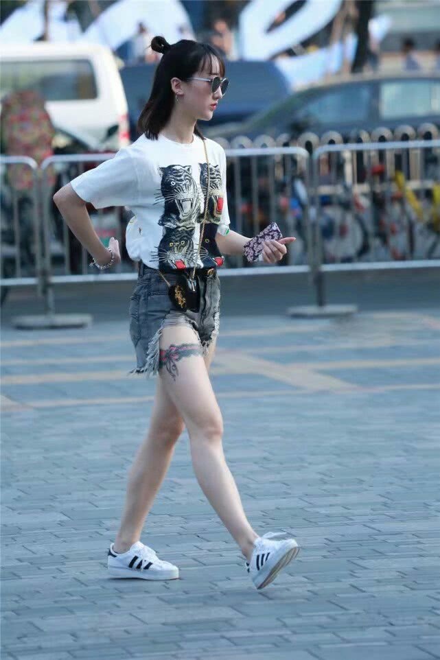 街拍:别的少女辣妈都是短裤短裙,你穿紧身牛仔裤不"碍眼"吗?