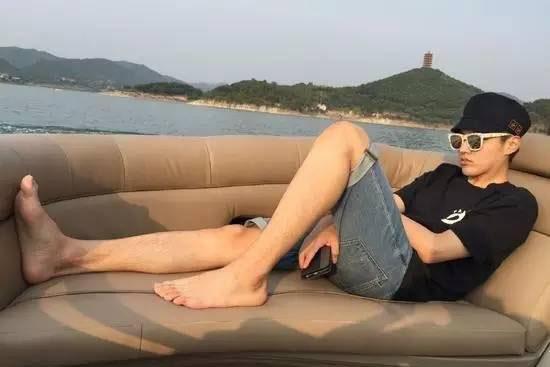 exo四少回国发展后座驾一个比一个豪气,却不料张艺兴开的是它