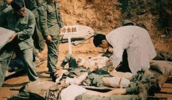 小战士击毙越南女兵立功,验尸之后他几乎崩溃,坐在地上放声大哭