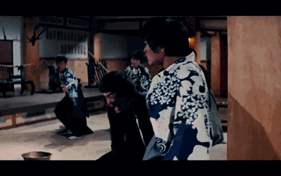 搞笑gif图:姑娘谁惹你生气了,看着好委屈的样子