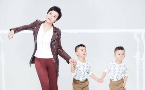 郝蕾双胞胎儿子近照曝光 呆萌可爱犹如复制粘贴
