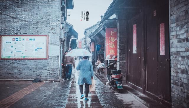 雨天,跟着当地人打着伞的背影,我们走进了这条幽深,静谧的古巷,一窥