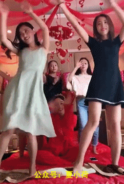 搞笑gif图:据说这是少数民族抢亲现场,抢到了就可以带回家!